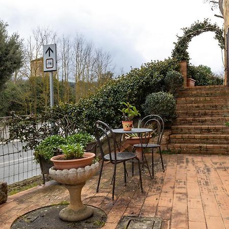Enchanting Flat With Patio In Abbadia A Isola Monteriggioni Bagian luar foto