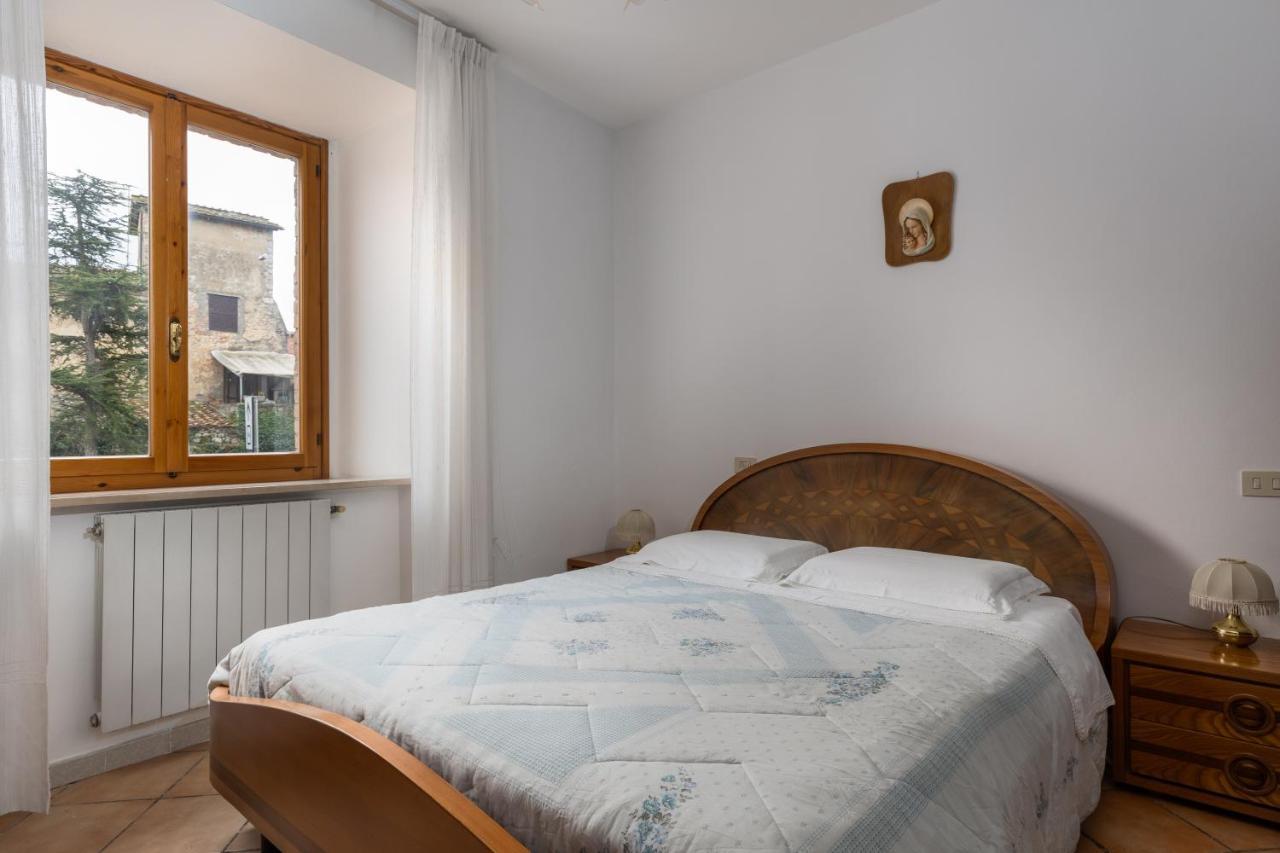 Enchanting Flat With Patio In Abbadia A Isola Monteriggioni Bagian luar foto