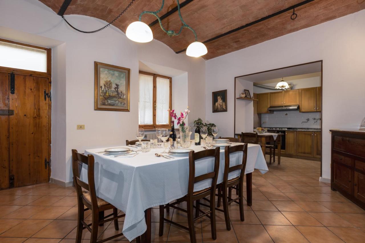 Enchanting Flat With Patio In Abbadia A Isola Monteriggioni Bagian luar foto