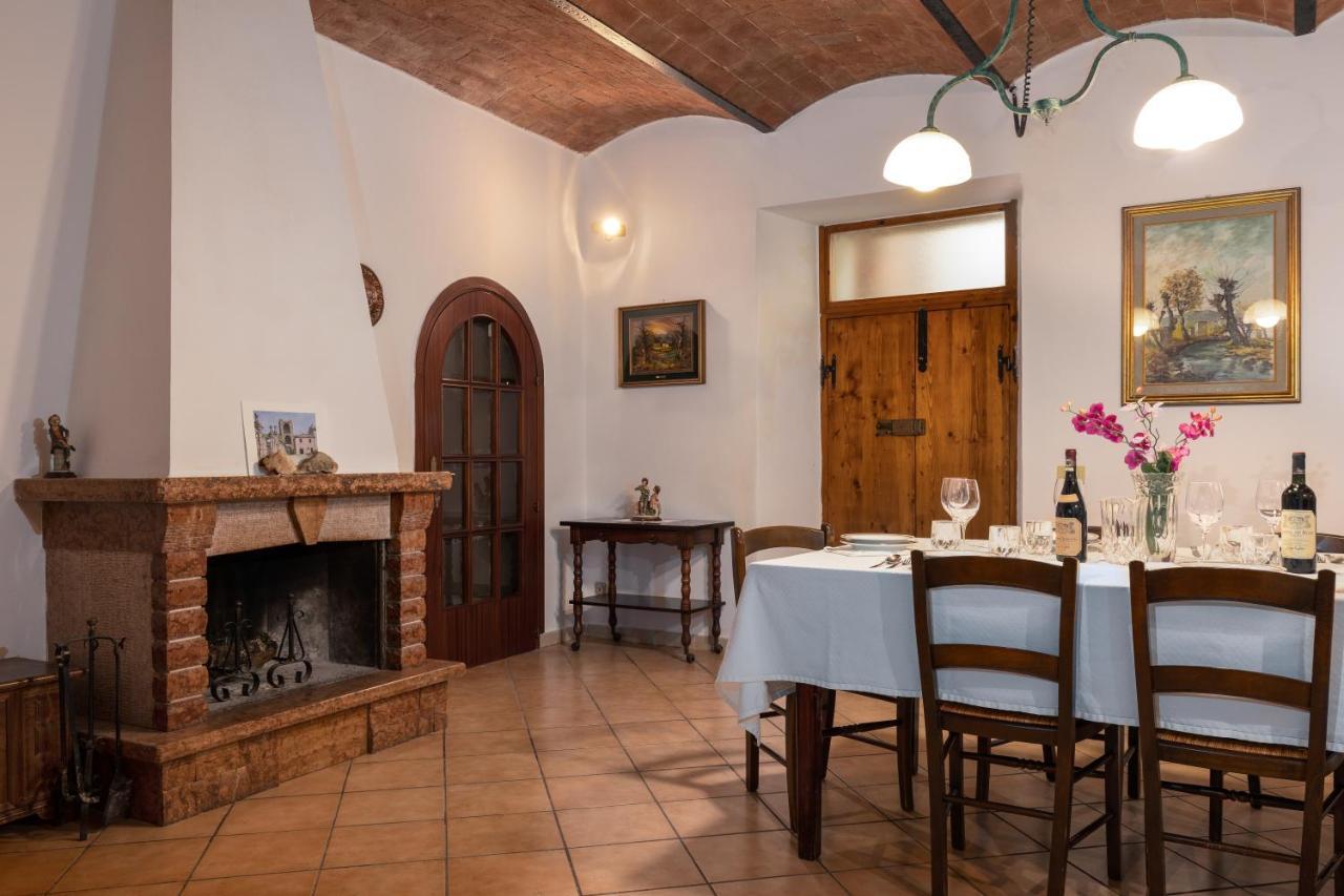 Enchanting Flat With Patio In Abbadia A Isola Monteriggioni Bagian luar foto