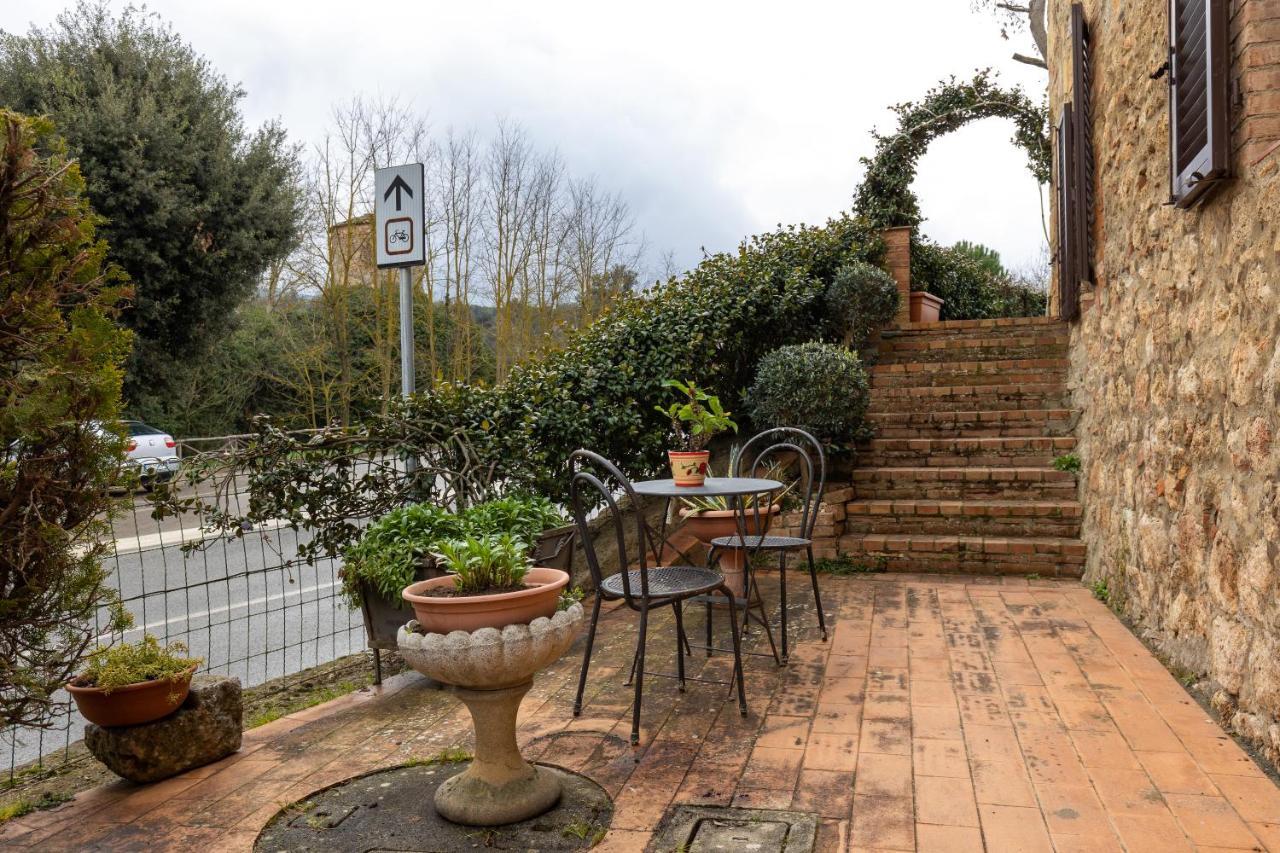 Enchanting Flat With Patio In Abbadia A Isola Monteriggioni Bagian luar foto
