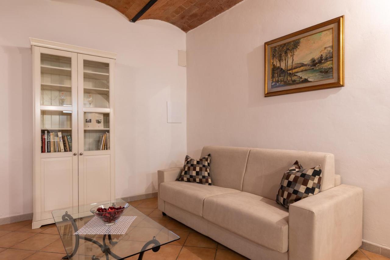 Enchanting Flat With Patio In Abbadia A Isola Monteriggioni Bagian luar foto