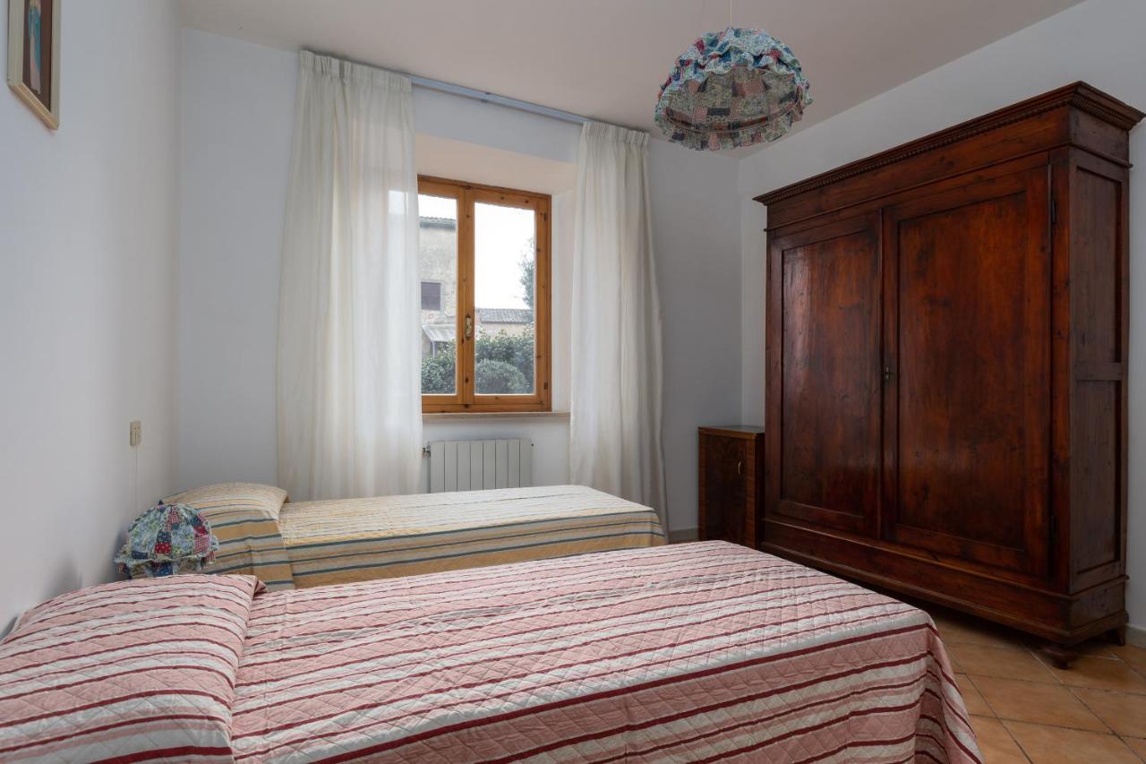 Enchanting Flat With Patio In Abbadia A Isola Monteriggioni Bagian luar foto