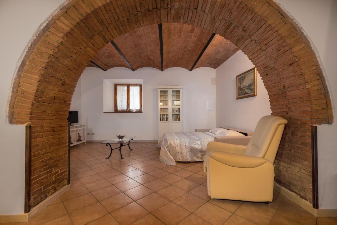 Enchanting Flat With Patio In Abbadia A Isola Monteriggioni Bagian luar foto