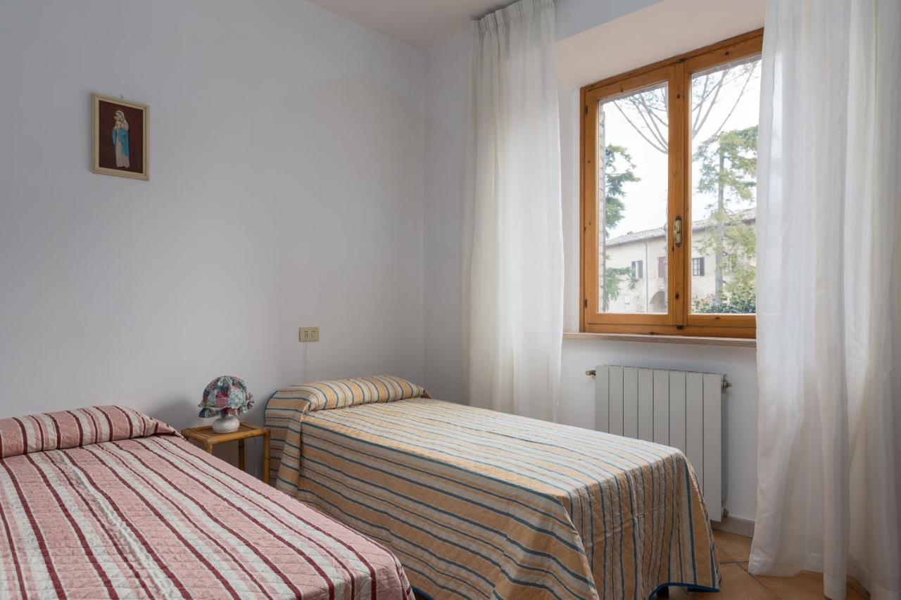 Enchanting Flat With Patio In Abbadia A Isola Monteriggioni Bagian luar foto