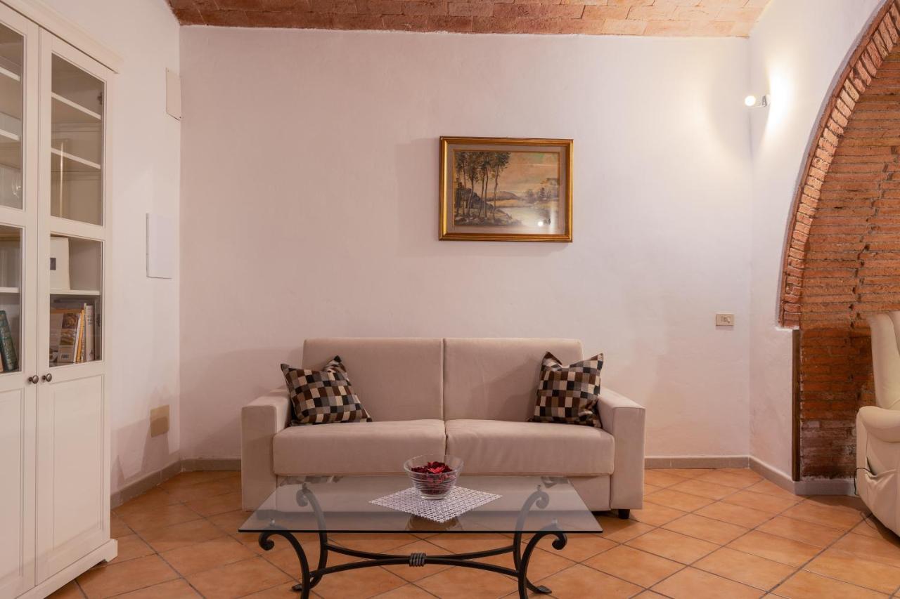 Enchanting Flat With Patio In Abbadia A Isola Monteriggioni Bagian luar foto