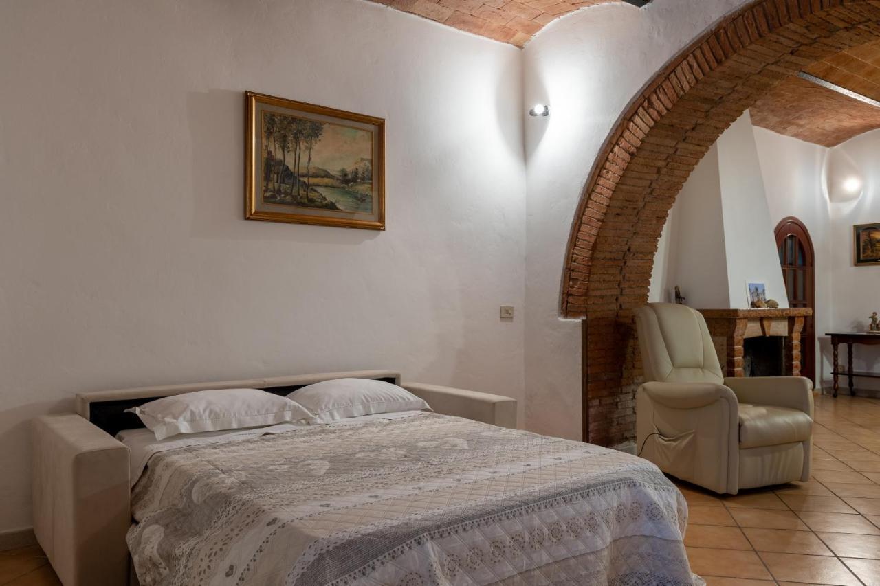 Enchanting Flat With Patio In Abbadia A Isola Monteriggioni Bagian luar foto