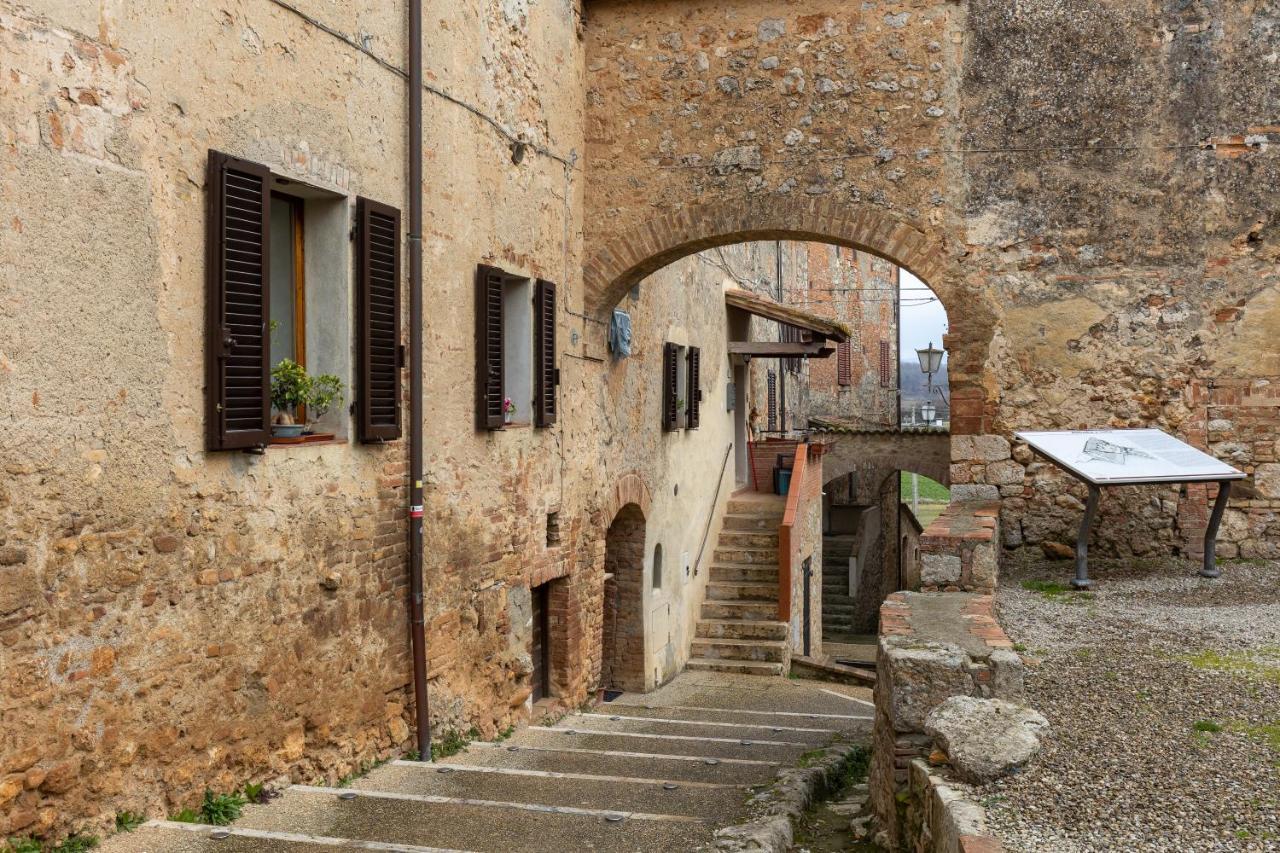 Enchanting Flat With Patio In Abbadia A Isola Monteriggioni Bagian luar foto